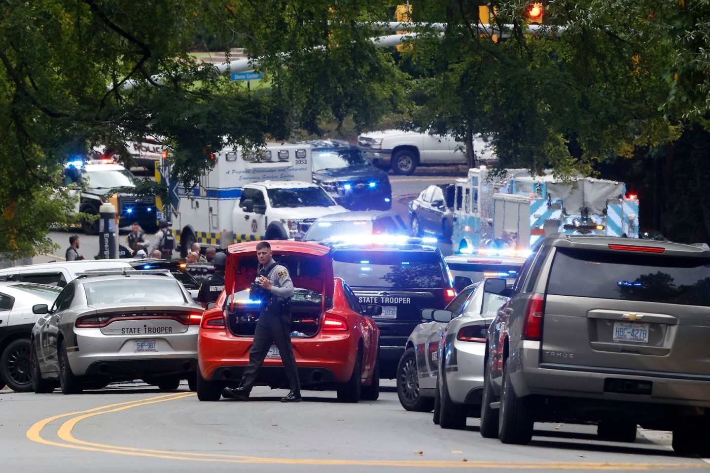 Polizei und Ersthelfer versammeln sich nahe des Glockenturms auf dem Campus der University of North Carolina, nachdem eine «bewaffnete und gefährliche Person» gemeldet wurde.