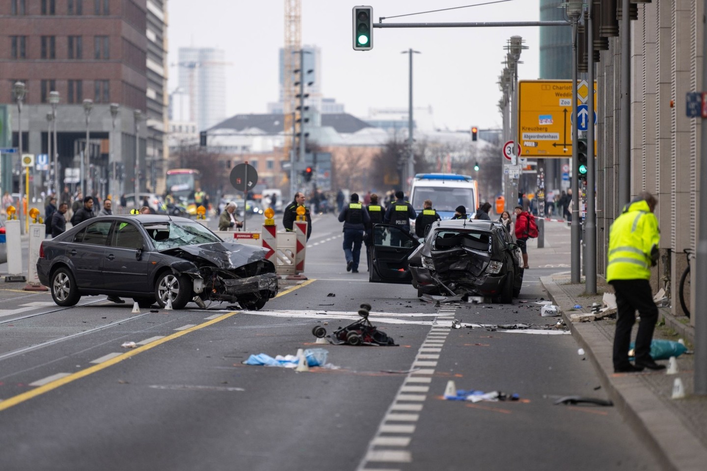 Polizisten an der Unfallstelle auf der Leipziger Straße in Berlin.