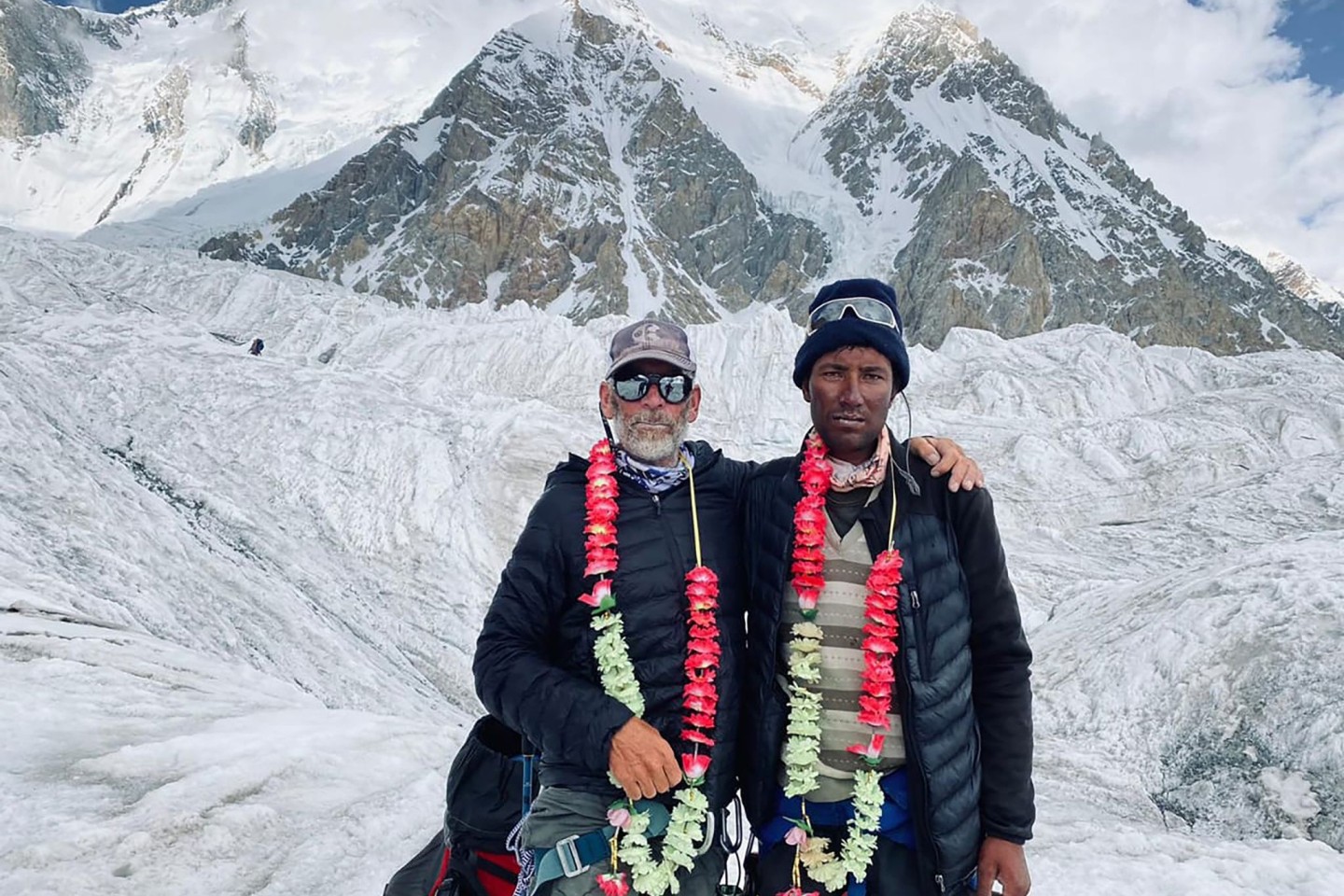 Ghulam Murtaza Sadpara (r.) und ein anderer Bergsteiger bei der Besteigung des Gasherbrum II in Pakistan 2021.