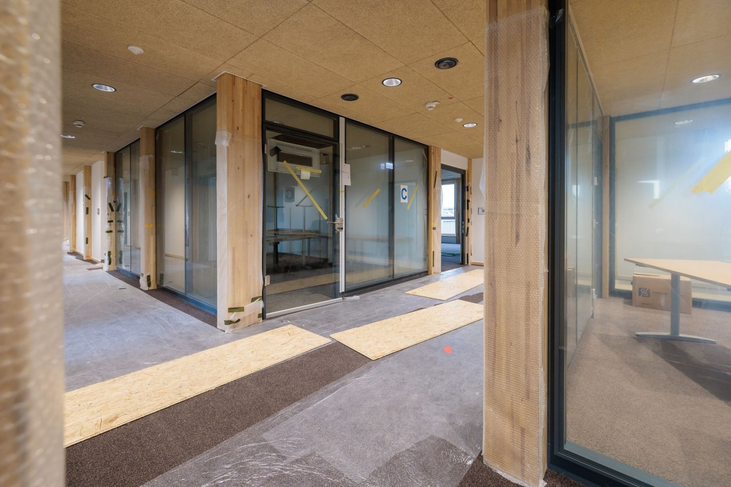 Blick ins Innere des neuen Gebäudes der Kreisverwaltung Mainz-Bingen. Der Neubau hat eine Holzfassade und ist auch im Inneren zu großen Teilen aus Holz.