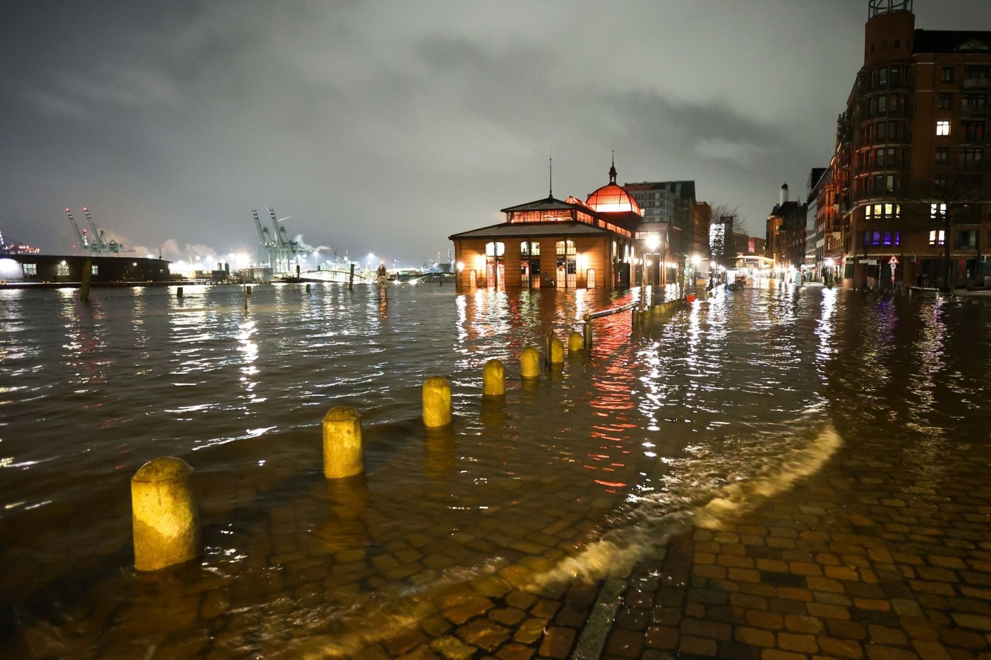 Die Sturmflut hat an der Nordseeküste sowie in Elbe und Weser erneut viel Wasser an Land gedrückt. In Hamburg standen der Fischmarkt und die Große Elbstraße komplett unter Wasser.