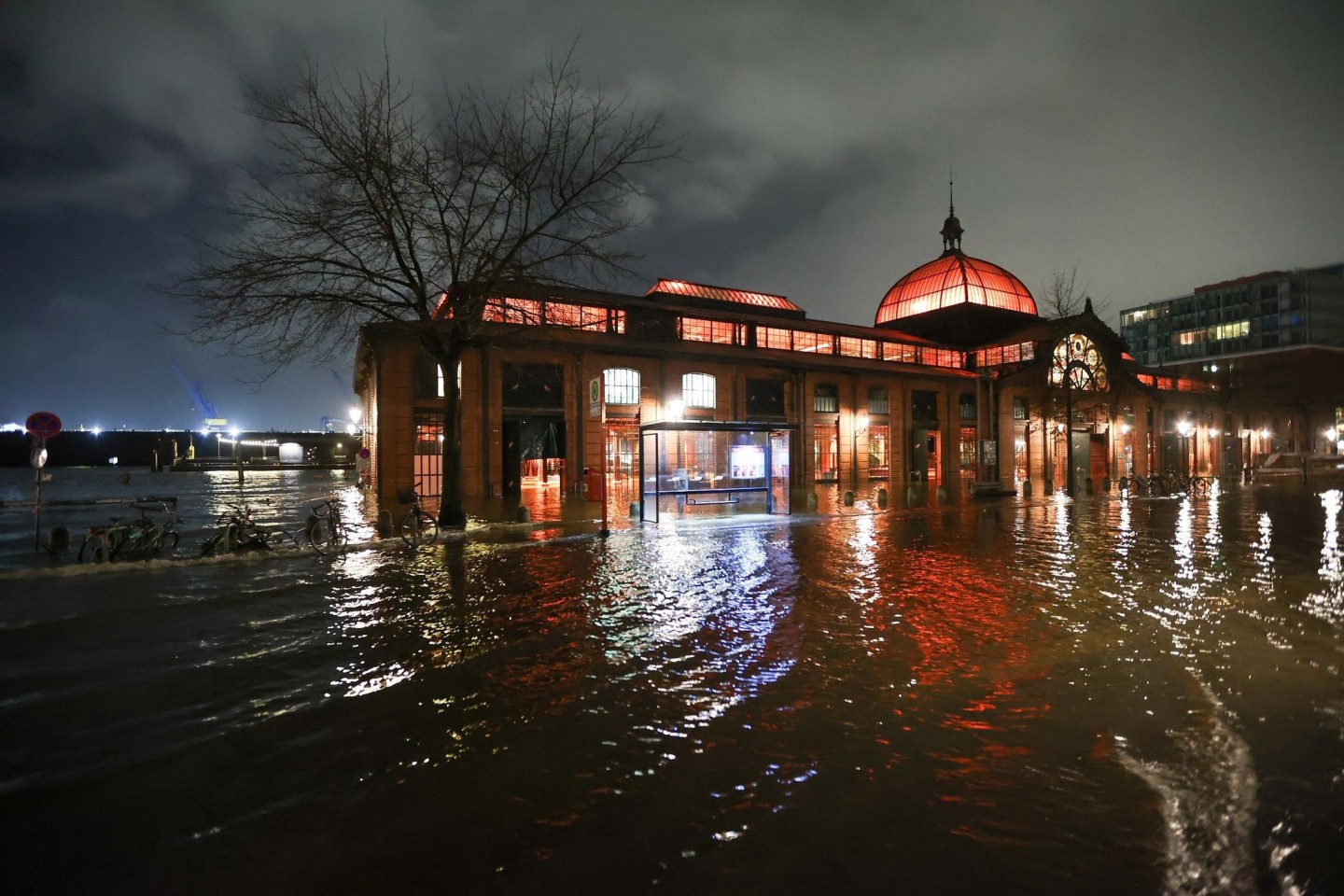 Der Hamburger Fischmarkt mit der Fischauktionshalle steht unter Wasser.