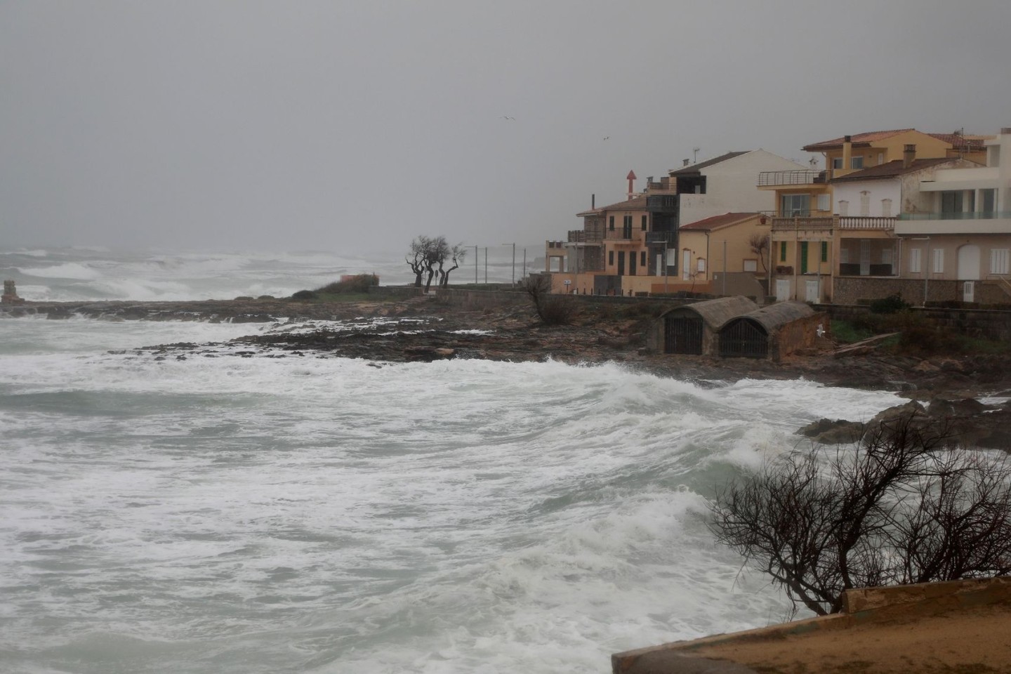Wellen treffen bei stürmischem Wetter bei Can Picafort ans Ufer.
