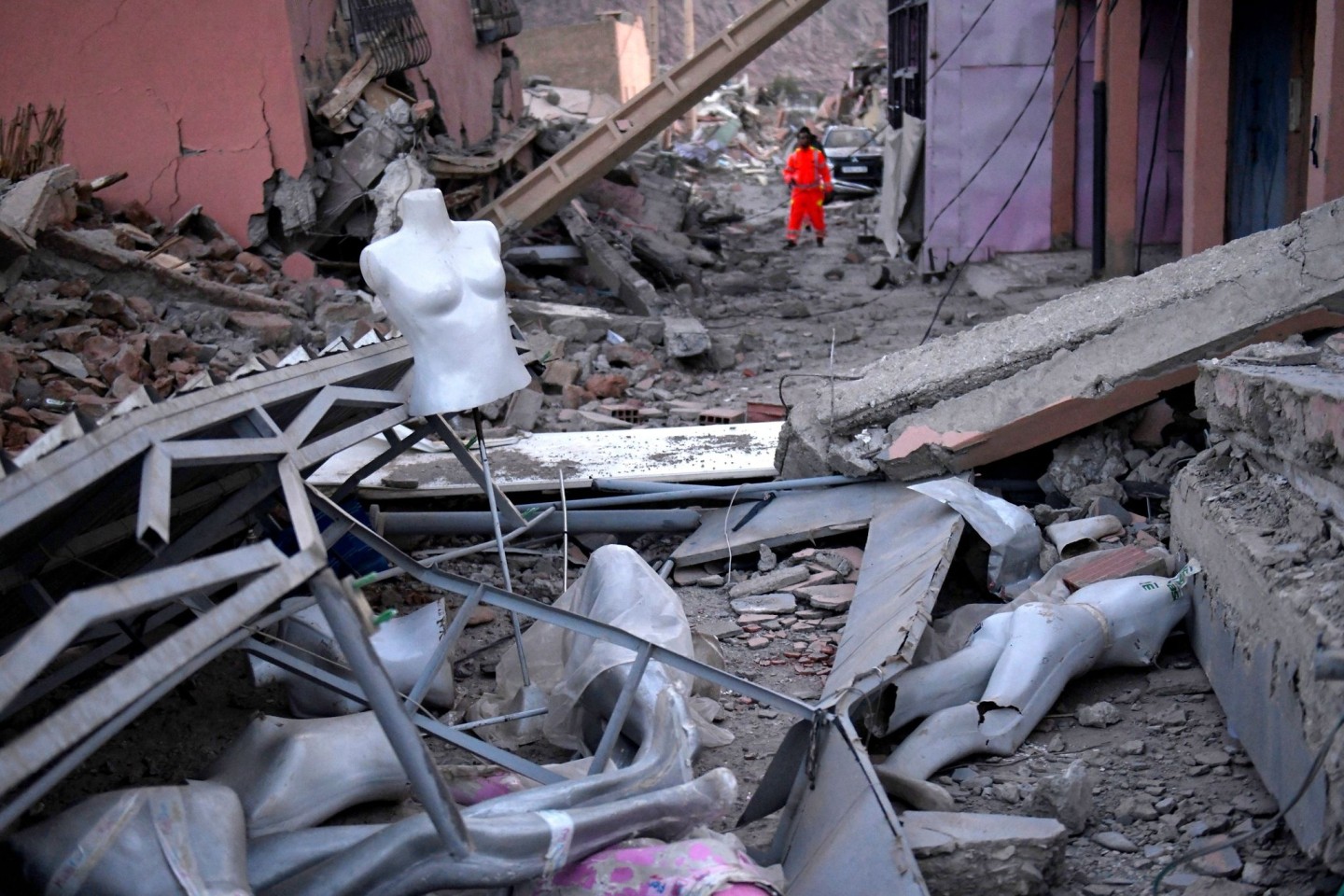 Schaufensterpuppen liegen in den Trümmern von Talat N'yakoub.