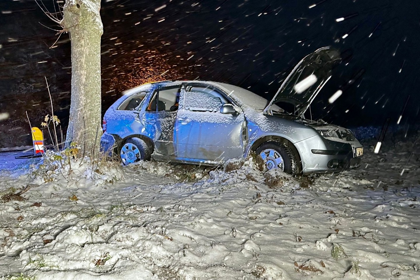 Ein Pkw ist bei starkem Schneefall von der Straße abgekommen und zwischen Deschka und Zentendorf im Landkreis Görlitz (Ostsachsen) gegen einen Baum geprallt.