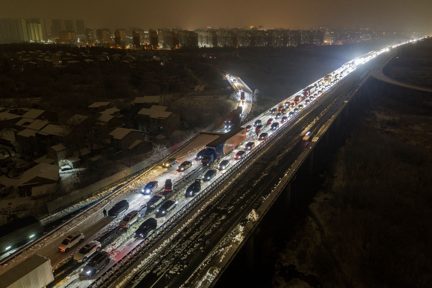 Am Stadtrand von Wuhan stecken die Fahrzeuge auf einer schneebedeckten Schnellstraße fest.