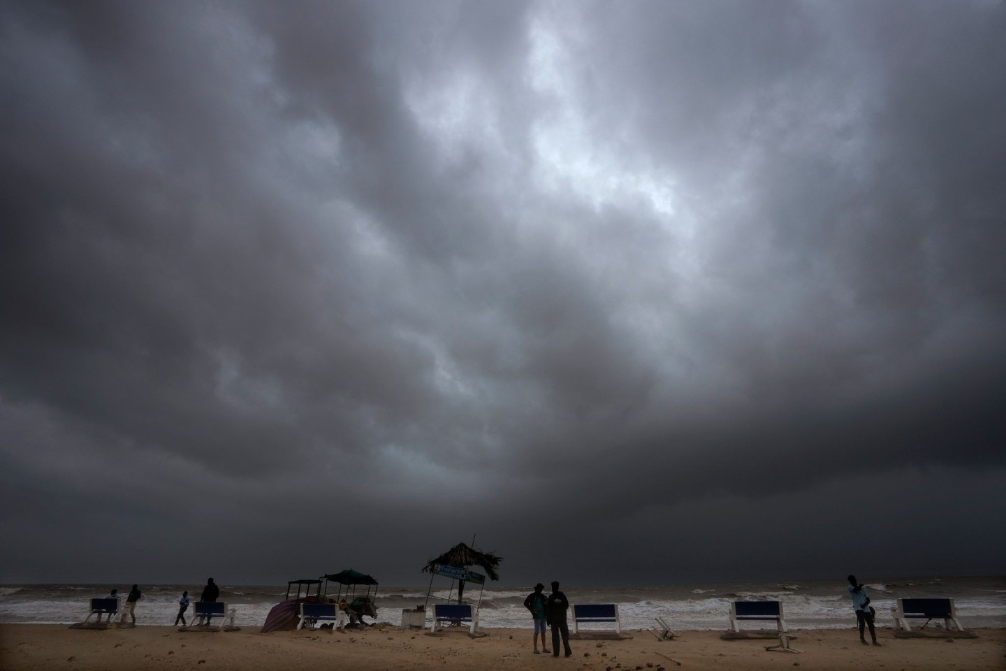 Dunkle Regenwolken über dem Meer an einem verlassenen Strand in Mandvi, bevor der Zyklon «Biparjoy» im indischen Bundesstaat Gujarat an Land kommt.