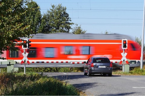 Schwerer Verkehrsunfall - Zug erfasst Pkw